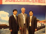 李飞主任在第四届北京国际口腔种植会议上与北京大学口腔医学院副院长林野教授及奥地利口腔外科和种植学会主席Georg Zarb教授合影
